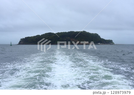 悪天候の猿島を出港するフェリー上からの景色（神奈川県 横須賀市） 128973979