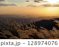 ススキの原に沈む太陽 128974076