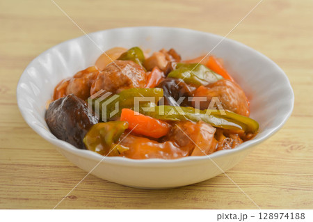 肉団子の甘酢あんかけ 肉団子の甘酢あんかけ 128974188