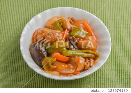 肉団子の甘酢あんかけ 肉団子の甘酢あんかけ 128974189