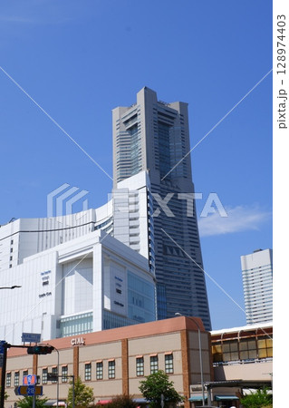 桜木町駅駅周辺のビル群 128974403
