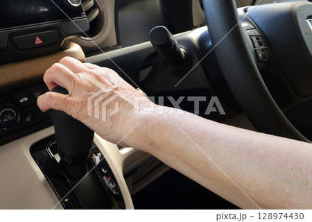 高齢（シニア）ドライバーの運転　高齢者年配者女性2 128974430