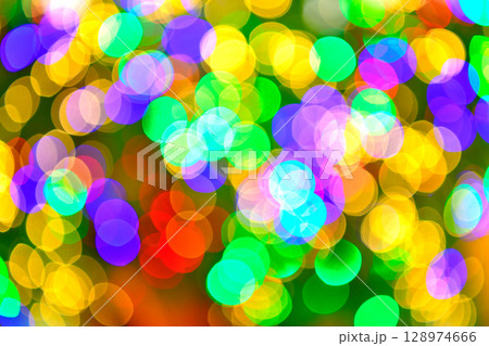 クリスマスイメージのカラフルな玉ボケの背景素材 128974666