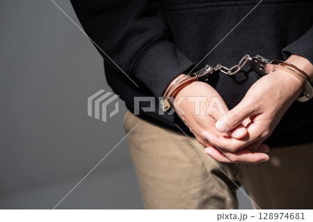 犯罪者　手錠　手元 128974681