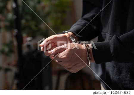 犯罪者 手錠 手元 犯罪者 手錠 手元 128974683