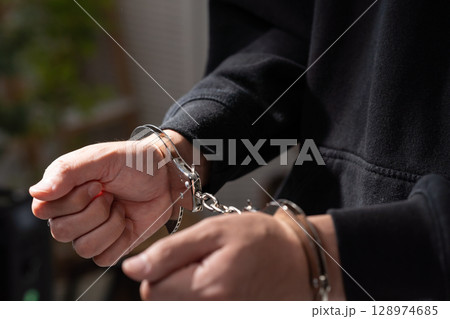 犯罪者　手錠　手元 128974685
