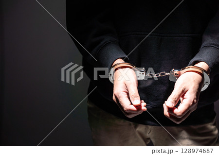 犯罪者　手錠　手元 128974687