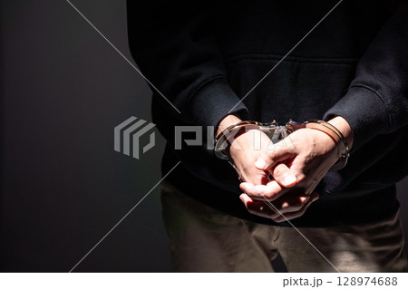 犯罪者　手錠　手元 128974688