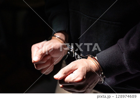 犯罪者　手錠　手元 128974689