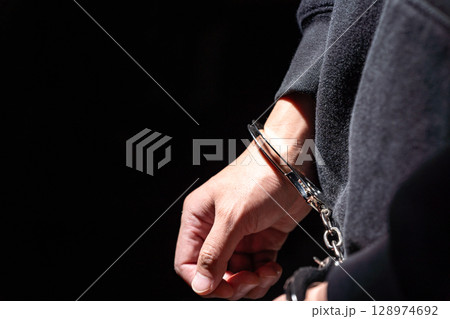 犯罪者　手錠　手元 128974692