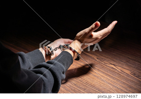 犯罪者　手錠　取り調べ 128974697