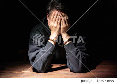 犯罪者　手錠　取り調べ 128974699
