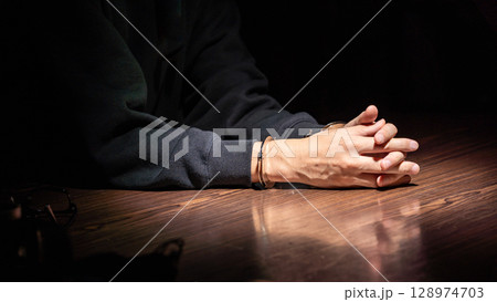 犯罪者 手錠 取り調べ 犯罪者 手錠 取り調べ 128974703