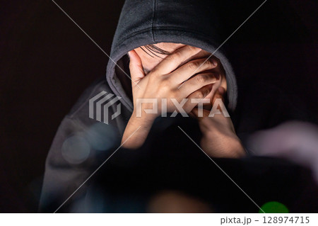 犯罪者　手錠　取り調べ 128974715