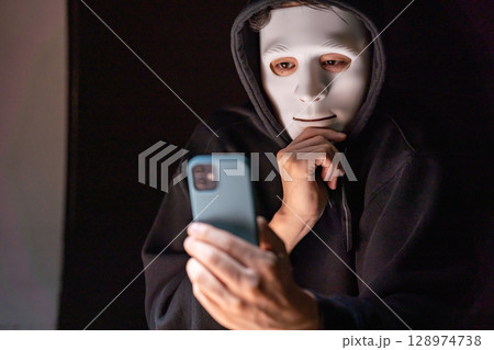 ネット犯罪　トクリュウ　犯罪 128974738