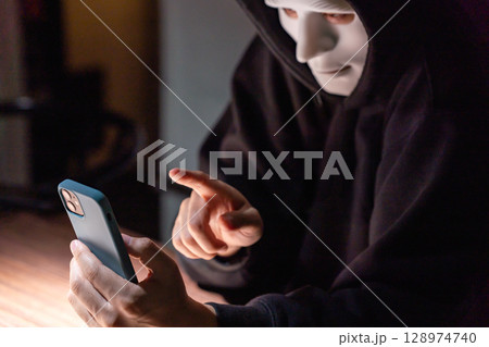 ネット犯罪　トクリュウ　犯罪 128974740