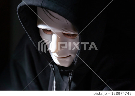 マスクの男性　 128974745