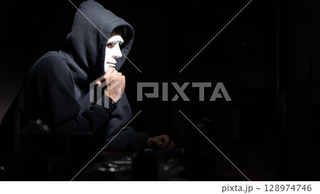 マスクの男性　 128974746