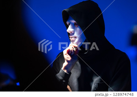 マスクの男性 マスクの男性 128974748