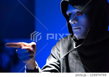 マスクの男性　 128974749