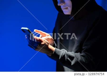 ネット犯罪　トクリュウ　犯罪 128974754