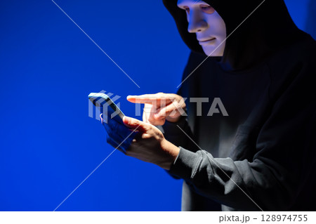 ネット犯罪　トクリュウ　犯罪 128974755