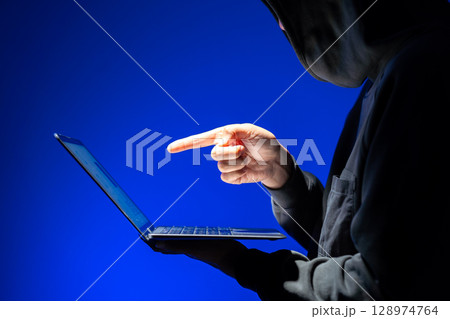 ネット犯罪　トクリュウ　犯罪 128974764