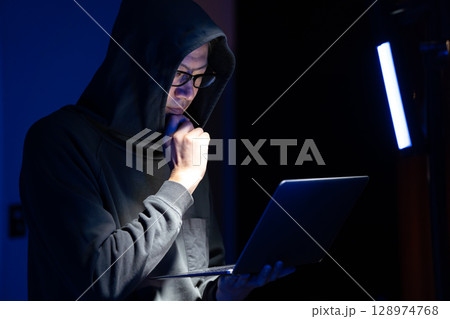 ネット犯罪　トクリュウ　犯罪 128974768