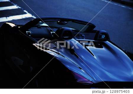 艶々の黒いオープンカー 艶々の黒いオープンカー 128975403