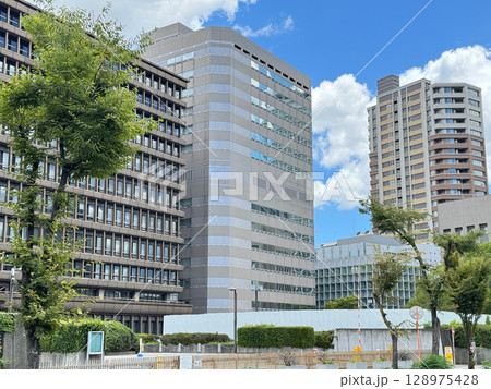 大阪高等・地方・簡易裁判所合同庁舎別館（写真中央。大阪市北区西天満） 128975428