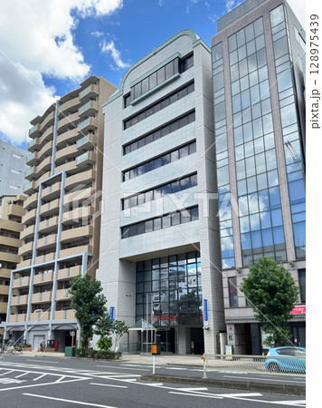 関西日仏学館（大阪）が入る阪急産業南森町ビル（写真中央。大阪市北区天神橋） 128975439