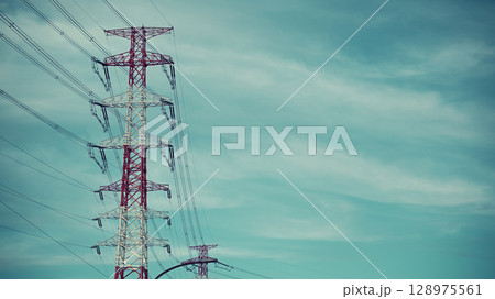 日暮れ時の送電鉄塔 日暮れ時の送電鉄塔 128975561