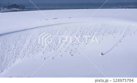 鳥取砂丘の雪景色 鳥取砂丘の雪景色 128975704