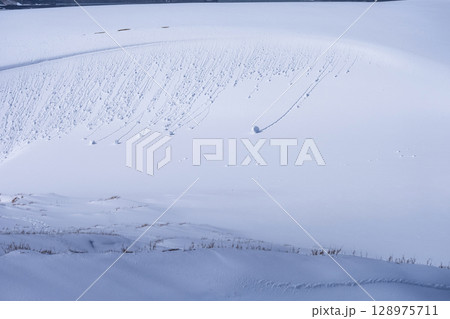 鳥取砂丘の雪景色  128975711