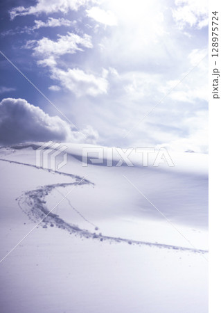 鳥取砂丘の雪景色  128975724
