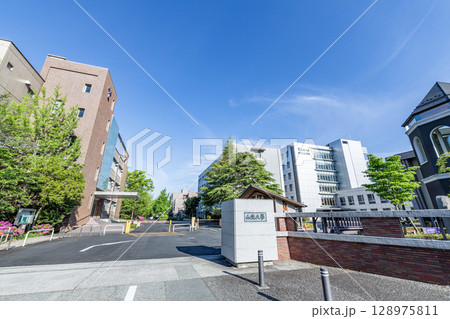 山梨県甲府市　快晴の山梨大学甲府キャンパス 128975811