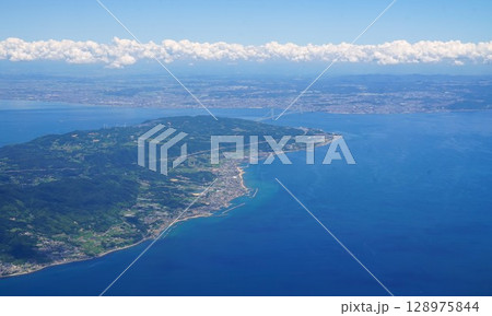 夏の空と淡路島空撮 128975844
