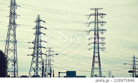 送電鉄塔　高圧線　高圧鉄塔 128975846