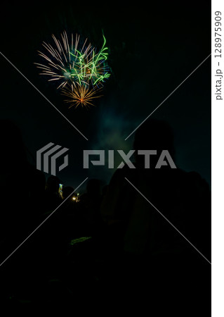 打ち上げ花火を見るカップル 打ち上げ花火を見るカップル 128975909