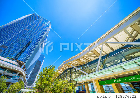 日本の東京都市景観7月。高輪ゲートウェイ駅や高輪ゲートウェイシティなどを望む＝26日 128976522