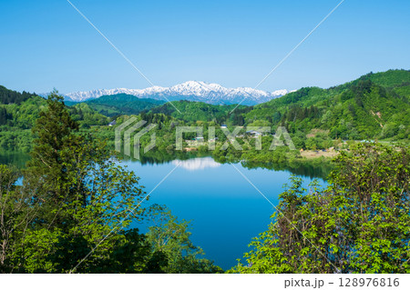白川湖と飯豊連峰(5月) 白川湖と飯豊連峰(5月) 128976816