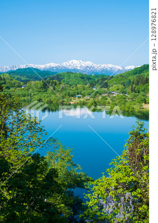 白川湖と飯豊連峰(5月) 白川湖と飯豊連峰(5月) 128976821