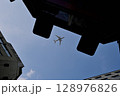 ビル間にみえる飛行機 128976826