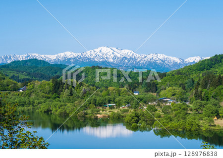 白川湖と飯豊連峰(5月) 白川湖と飯豊連峰(5月) 128976838