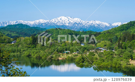 白川湖と飯豊連峰(5月) 白川湖と飯豊連峰(5月) 128976839