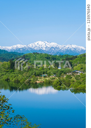 白川湖と飯豊連峰（5月） 128976840