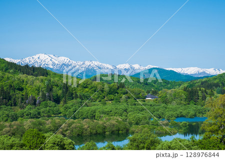 白川湖と飯豊連峰（5月） 128976844