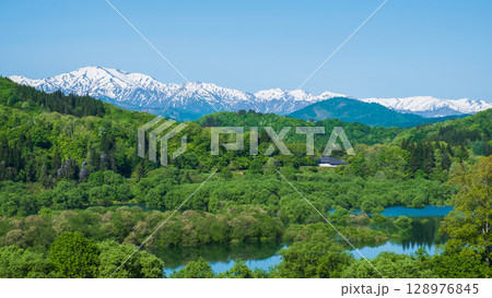 白川湖と飯豊連峰（5月） 128976845