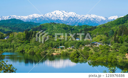 白川湖と飯豊連峰（5月） 128976886