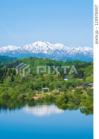 白川湖と飯豊連峰（5月） 128976887